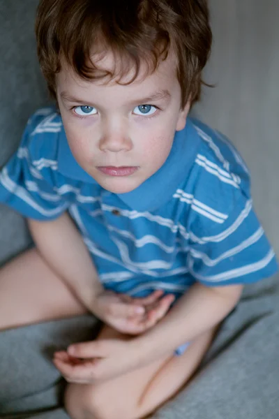 Porträt eines traurigen Kindes, Draufsicht, grauer Hintergrund — Stockfoto