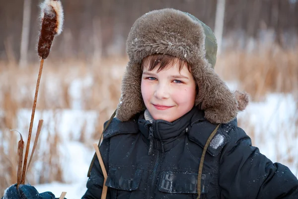 Προσωπογραφία αγοριού φορώντας καπέλο, σπαθόχορτο, χειμώνα — Φωτογραφία Αρχείου
