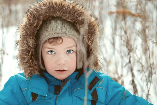 男孩步行，冬季的肖像 — 图库照片