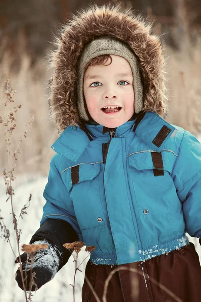 Портрет мальчика ходьба, зима — стоковое фото