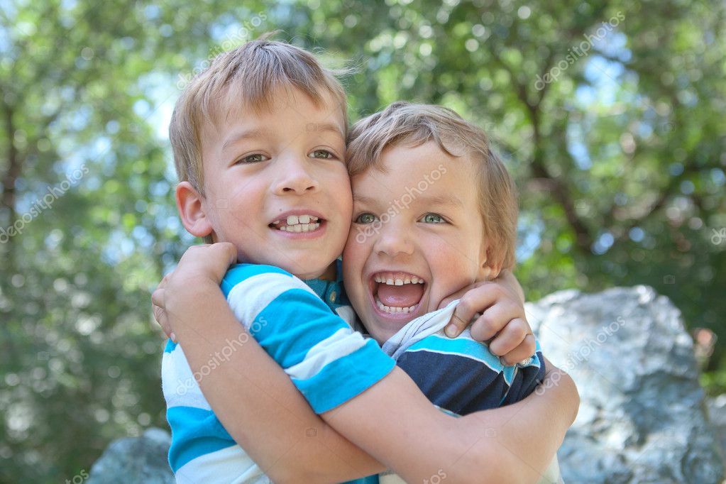 Dos hermanos felices abrazando — Fotos de Stock © rimdream #9614020