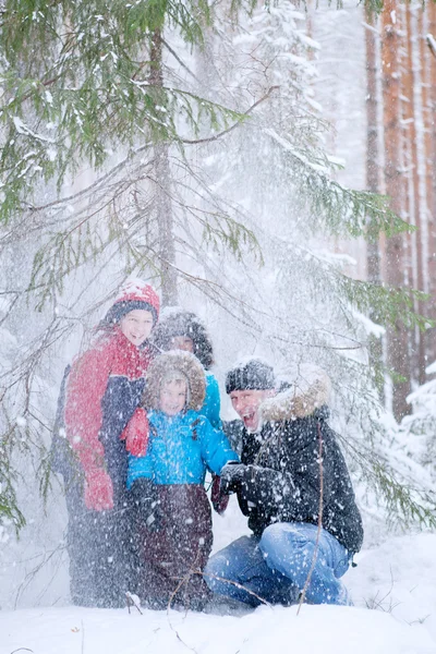 Vader en drie zonen in winter forest — Stockfoto