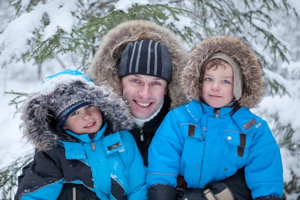 Padre e due figli nella foresta invernale — Foto Stock