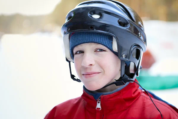 Portret nastolatka na sobie kask, zima — Zdjęcie stockowe