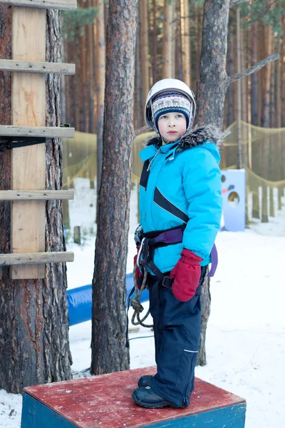Menino em equipamento de escalada, bosques, inverno — Fotografia de Stock