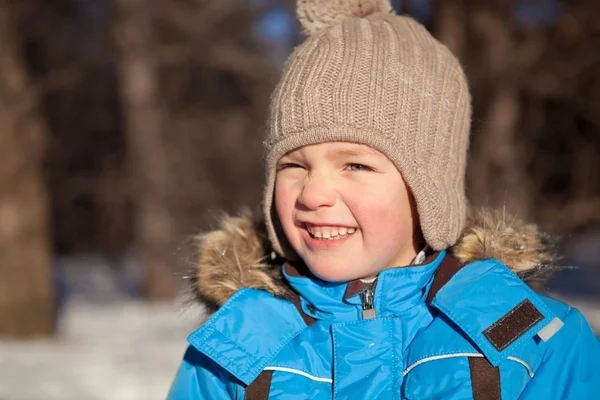 Small boy squinted at sun, winter, park — Stock Photo, Image