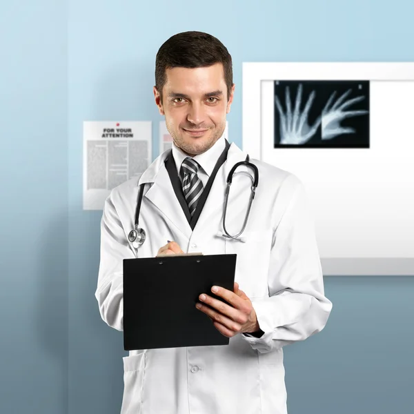Läkare man med stetoskop — Stockfoto