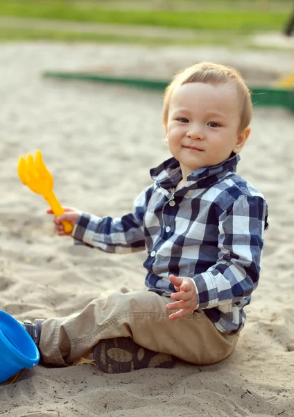 Kind spelen in het zand — Stockfoto
