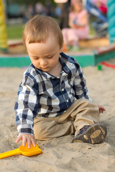 Dzieci bawiące się w piasku — Zdjęcie stockowe