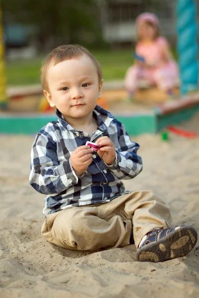 Ребенок играет на песке — стоковое фото