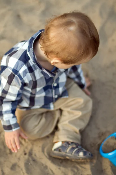Niño jugando en la arena — Foto de Stock