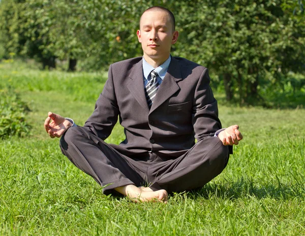 Geschäftsmann meditiert im Freien — Stockfoto