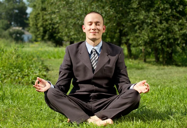 Empresário meditando ao ar livre — Fotografia de Stock