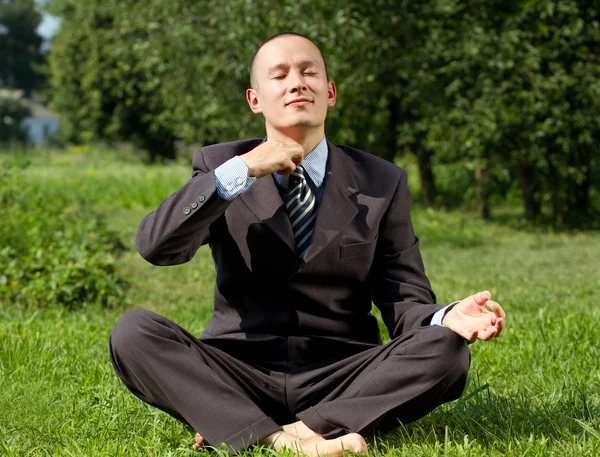 Geschäftsmann meditiert im Freien — Stockfoto