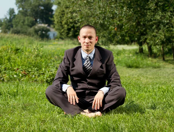 Affärsman mediterar utomhus — Stockfoto