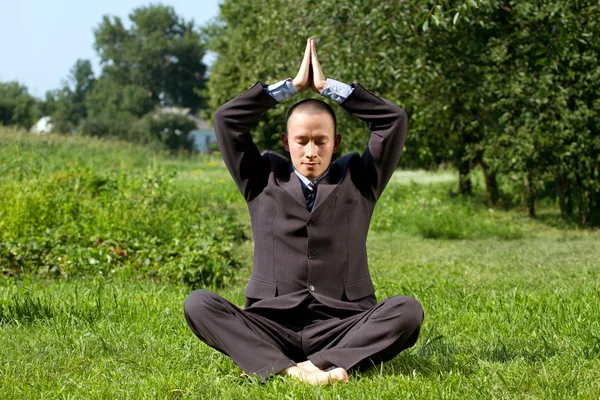 Empresario meditando al aire libre — Foto de Stock