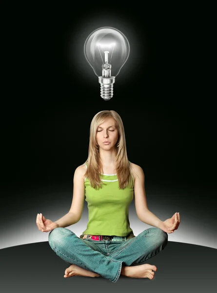 Kvinna meditation i lotus posera med lampa — Stockfoto