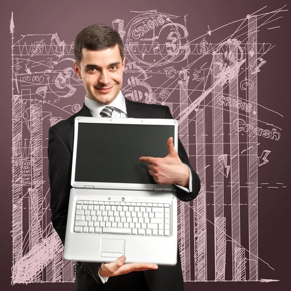 Бизнесмен с открытым ноутбуком в руках — стоковое фото