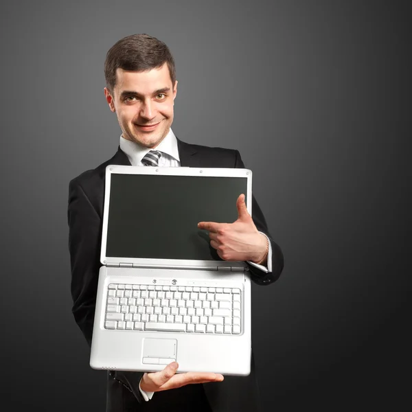 Επιχειρηματίας με ανοιχτό laptop στα χέρια του — Φωτογραφία Αρχείου