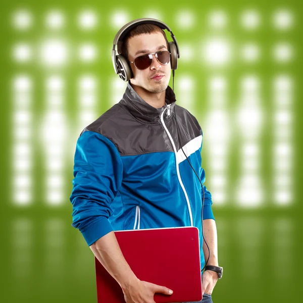 Homem com fones de ouvido e laptop — Fotografia de Stock