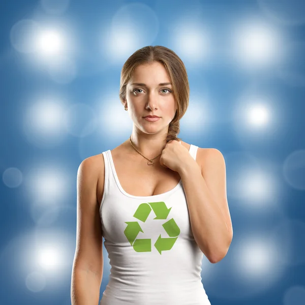 Kvinna med återvinning symbol ser på kameran — Stockfoto
