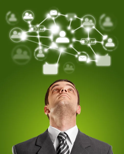 Üzletember néz felfelé, a szociális háló — Stock Fotó