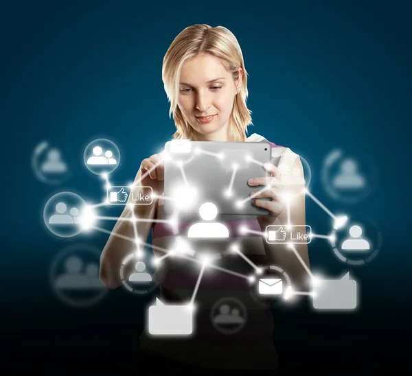 Imprenditrice con touch pad nei social network — Foto Stock