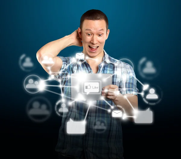 Mann mit i-Pad in sozialem Netzwerk — Stockfoto
