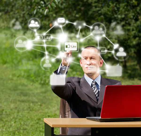 Homem com Laptop trabalhando ao ar livre em rede social — Fotografia de Stock
