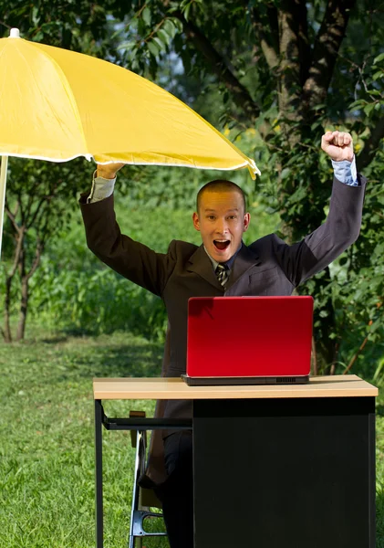 Affärsman som arbetar utomhus — Stockfoto