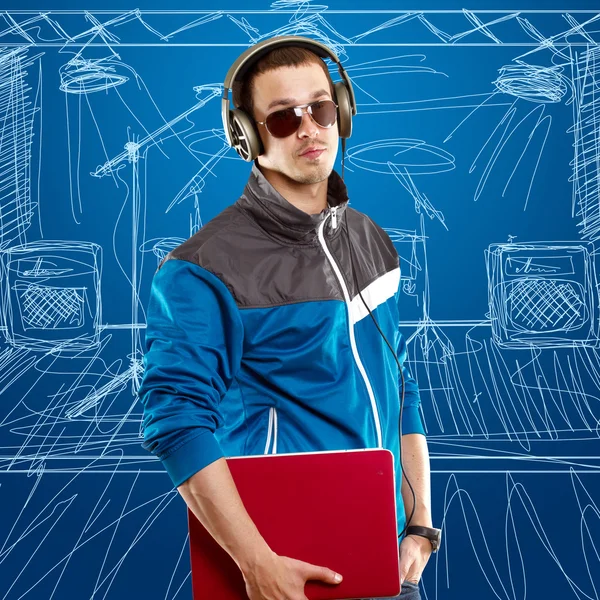 Homem com fones de ouvido e laptop — Fotografia de Stock