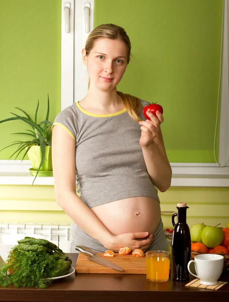 Schwangere in der Küche — Stockfoto