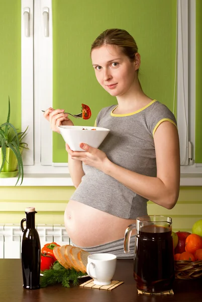 Έγκυος γυναίκα στην κουζίνα — Φωτογραφία Αρχείου