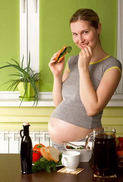 Mulher grávida na cozinha — Fotografia de Stock