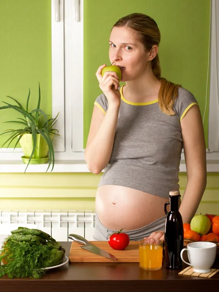 Έγκυος γυναίκα στην κουζίνα — Φωτογραφία Αρχείου