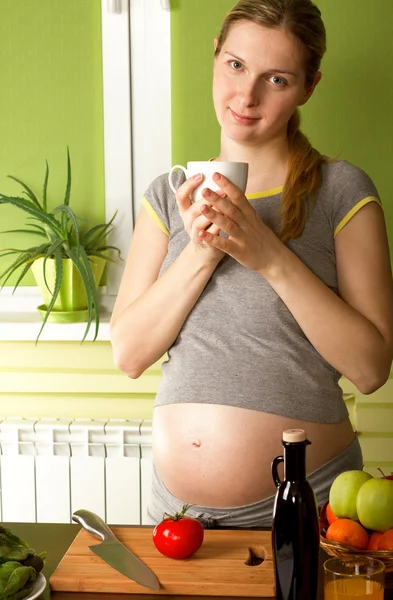 Gravid kvinna på kök — Stockfoto