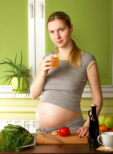 Gravid kvinna på kök — Stockfoto