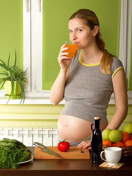 怀孕的女人在厨房 — 图库照片