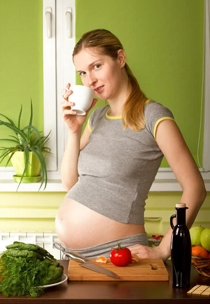 Těhotná žena v kuchyni — Stock fotografie