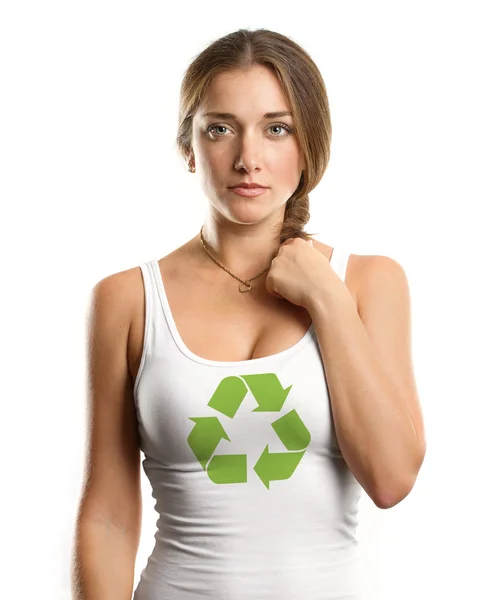 Vrouw met recycling symbool op zoek op camera — Stockfoto