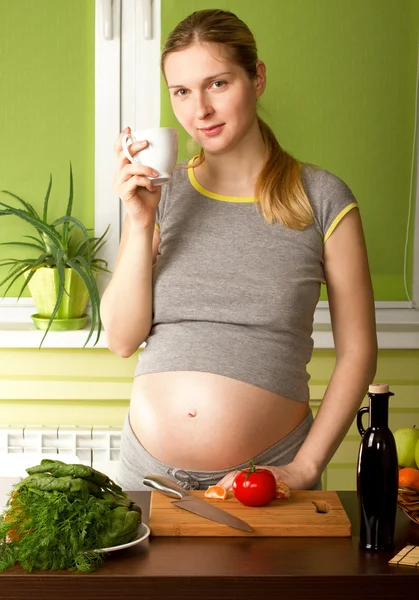 怀孕的女人在厨房 — 图库照片#