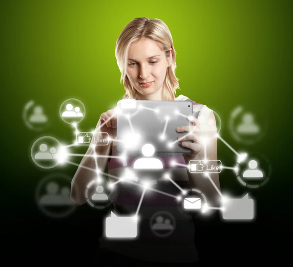 Geschäftsfrau mit Touchpad in sozialem Netzwerk — Stockfoto
