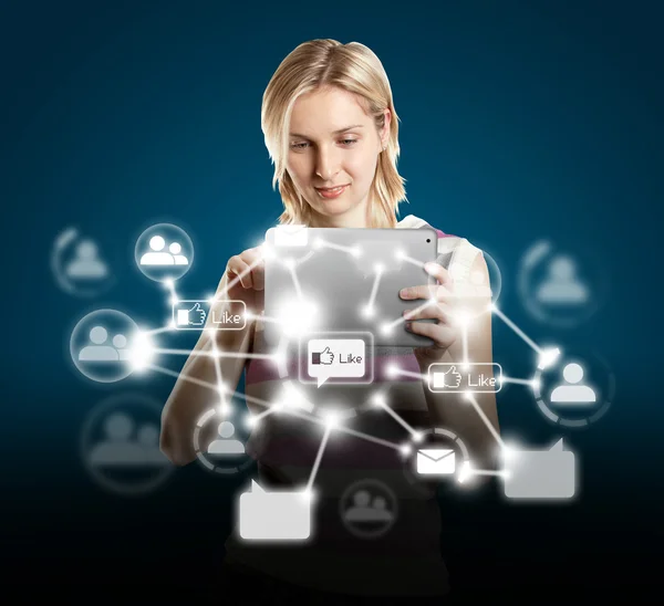 Zakenvrouw met touchpad in sociaal netwerk — Stockfoto