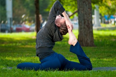 kadın germe egzersiz yapıyor. Yoga