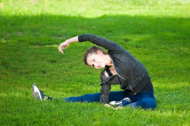 kadın germe egzersiz yapıyor. Yoga