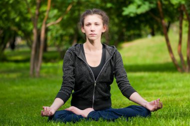 kadın germe egzersiz yapıyor. Yoga