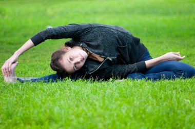 kadın germe egzersiz yapıyor. Yoga