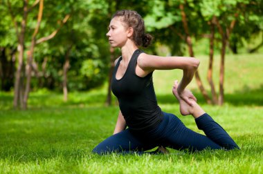 kadın germe egzersiz yapıyor. Yoga