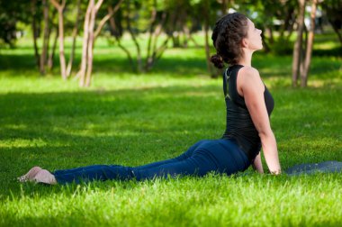 kadın germe egzersiz yapıyor. Yoga