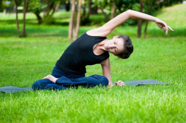 kadın germe egzersiz yapıyor. Yoga